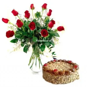 Florero de vidrio con rosas y torta milhojas