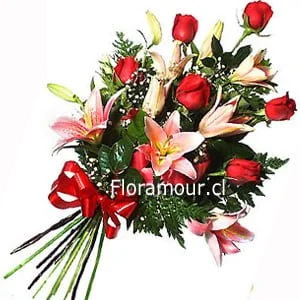 Ramo de liliums y media docena de rosas ecuatorianas