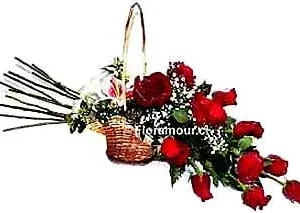 Ramo tendido de rosas en canasta