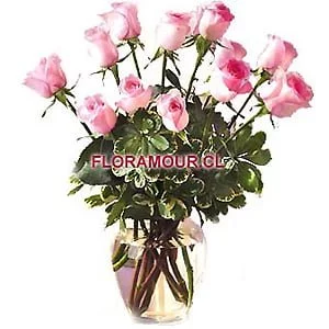 Arreglo de 12 rosas en tonos pastel en florero de vidrio