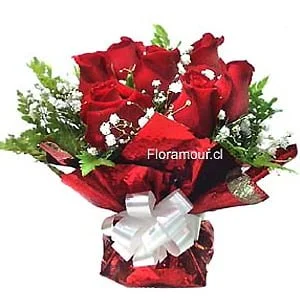 Fina composición pequeña de 7 rosas agrupadas