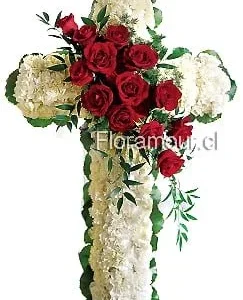 Cruz fúnebre en blanco con aplicación de rosas