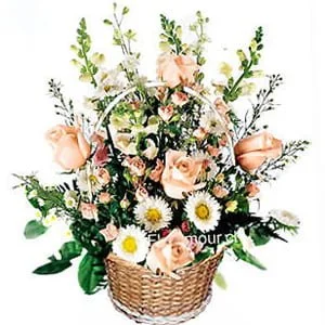 Cesta mixta con rosas pastel