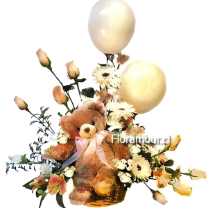Arreglo floral mixto con toques de rosas, gerberas, globos y peluche