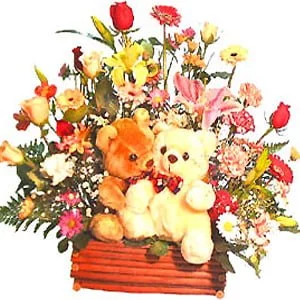 Canasto glorieta de finas flores mixtas con dos peluches