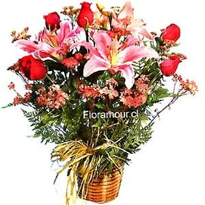 Ramo de rosas en forma de maceta con liliums y flores de complemento