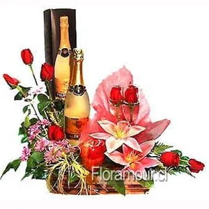 Arreglo de rosas con botella de espumante y copas