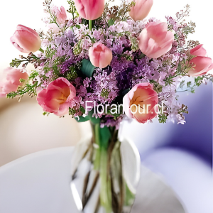 Florero de vidrio con tulipanes