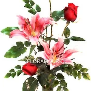 Liliums y rosas en florero de cristal