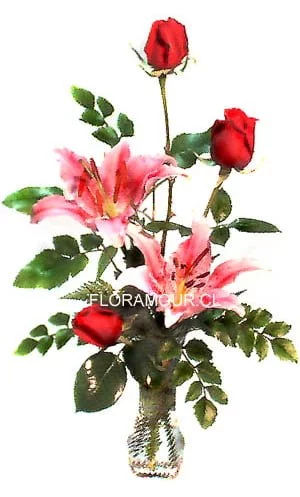 Liliums y rosas en florero de cristal