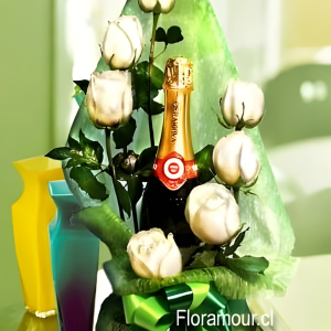 Arreglo rosas con botella de espumante.