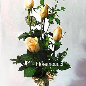 Florero fino de cristal con rosas pastel