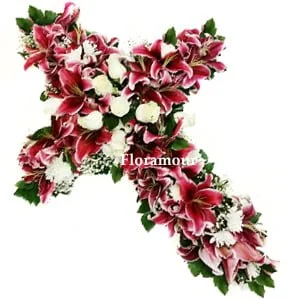 Cruz de liliums y rosas centrales