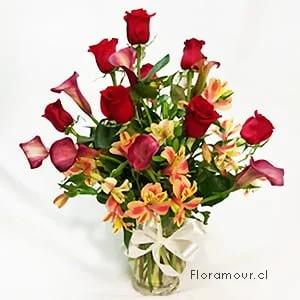 Florero de calas, rosas y alstroemerias
