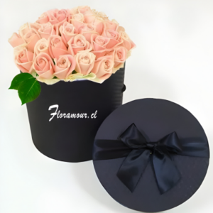 Caja tambor circular de color negro con 21 rosas importadas