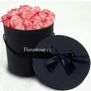 Caja negra redonda tambor con 21 rosas ecuatorianas.