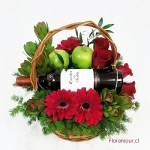 Canasta de rosas con vino tinto