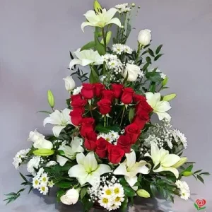 Arreglo floral con corazón central de rosas