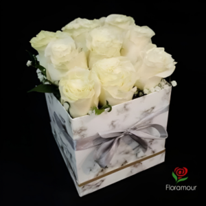 Windsor - Caja cubo con 9 rosas blancas en humectación