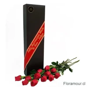 Caja con cinta escrita y 12 rosas