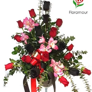 Copa con rosas negras, rojas y orquideas