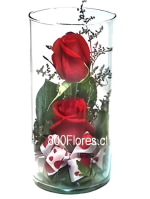 Cilindro de cristal con rosas al interior