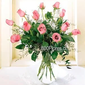 Florero de vidrio con 12 rosas importadas y flores de complemento