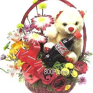 Cesta con flores mixtas, peluche y Coca Cola