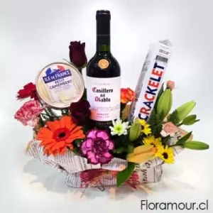 Viva Chile - Arreglo de flores con vino, queso y galletas