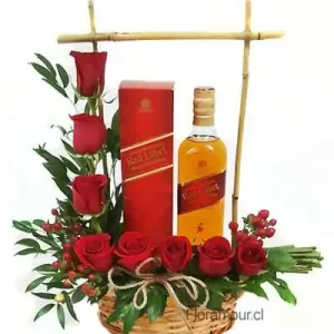 Arreglo rústico de rosas con botella de Whisky Red Label