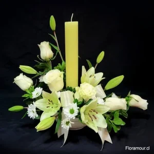 Oración - Arreglo floral con cirio litúrgico