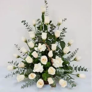 Patricia - Arreglo floral de arrimo confeccionado con 30 rosas blancas premium