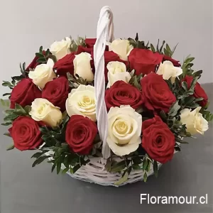 "Camelia" Cesta  de Rosas blancas y rojas