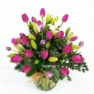 Florero Pecera de 25 Tulipanes y Liliums.