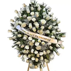 Gran óvalo para de de rosas para funeral, en atril con cinta impresa.