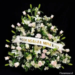Homenaje: Gran arrimo de flores mixtas y cinta (banda) con letras impresas.