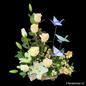 Mensajero arreglo de rosas con grullas.
