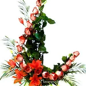 Crescent de rosas y liliums