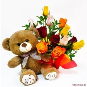Oso cariñoso: Arreglo floral recomendado para naciminento - Arreglo de 12 rosas variadas con peluche
