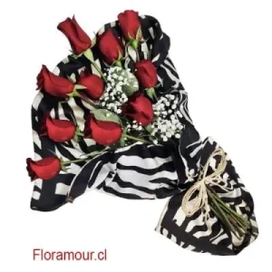 Ramo de 10 rosas en pañuelo animal print tipo seda.