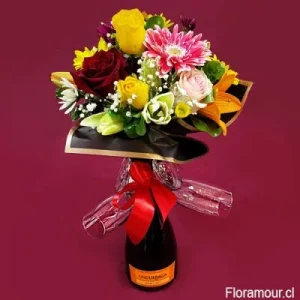 Celebration: Ramo de flores mixtas acompañado de botella de espumante y par de copas