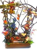 Arreglo estructurado de flores secas y seda