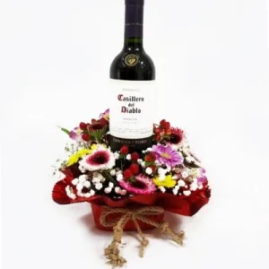 Botella de vino en saco de flores