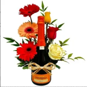 Brindis - Botella de champagne con arreglo de flores mixtas