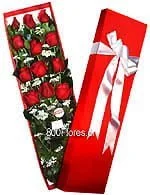 Caja de raso con 12 rosas