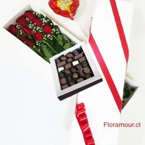 Caja blanca con rosas, chocolates y globo metálico.