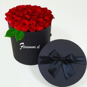 Caja negra redonda con 21 rosas