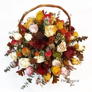Canasto de rosas y flores de complemento deshidratadas