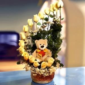 Caracola de rosas con oso de peluche