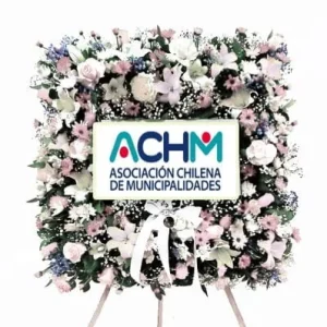 Corona fúnebre de flores mixtas y rosas, de forma cuadrada montada en atril para ceremonias institucionales, empresariales o familiares para condolencias